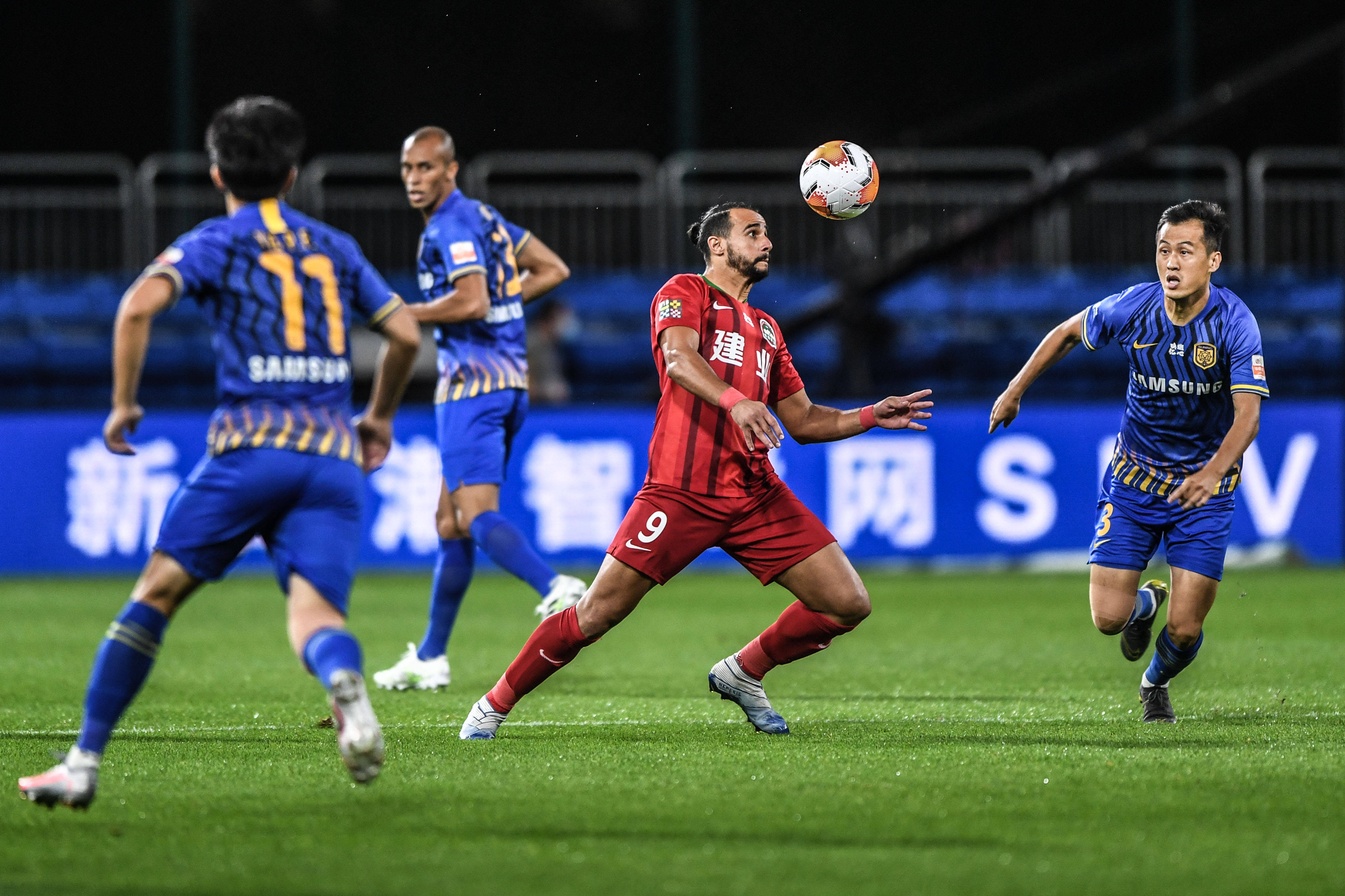 战斗歌曲开始了！单王被狼X战神Jax锁定。团队战是1对3。双方进入最后一轮